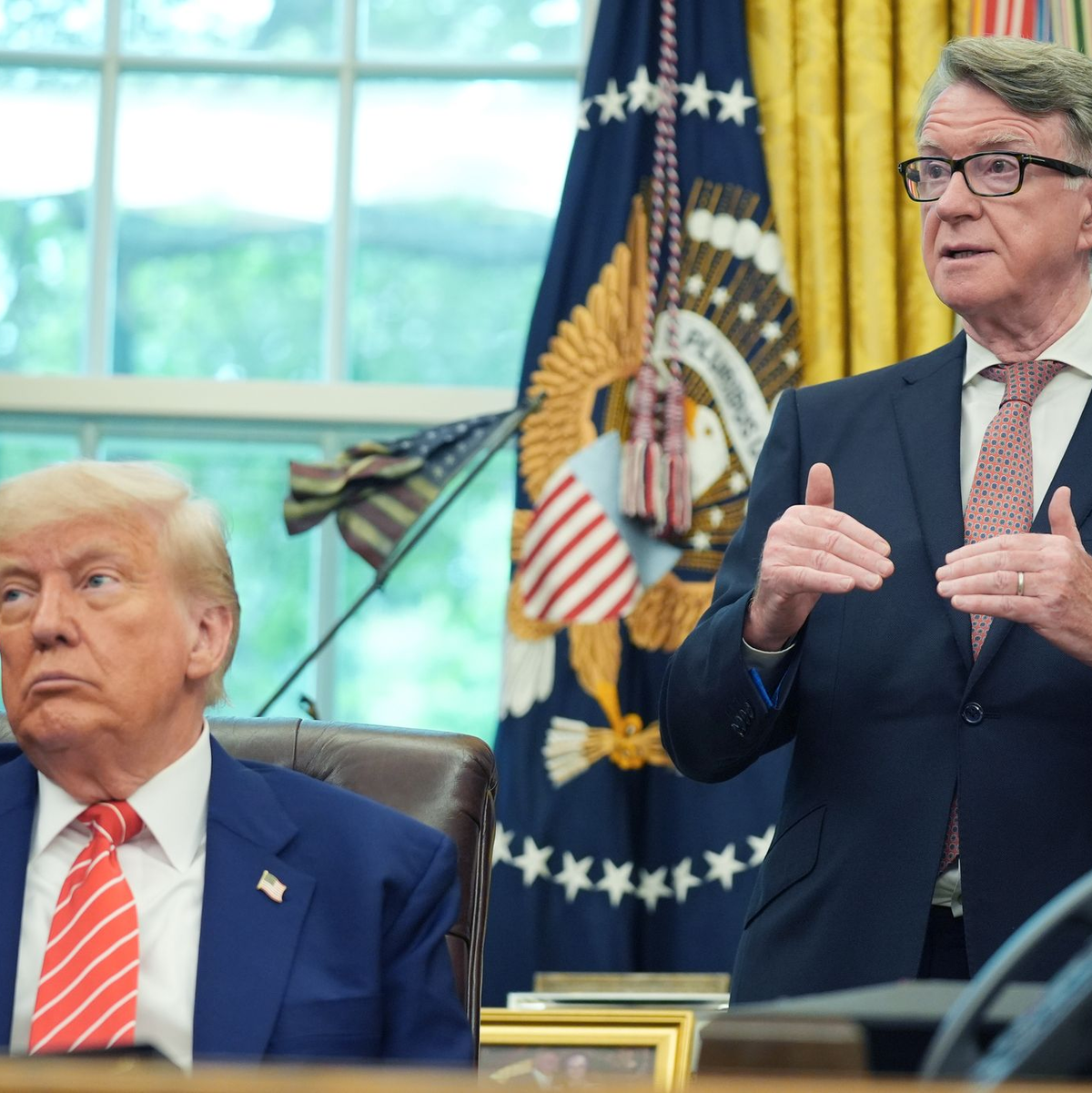 US-Präsident Trump und Peter Mandelson gerieten durch ihre Beziehungen zu Epstein beide unter Druck. (Archivbild) - Foto: Evan Vucci/AP/dpa