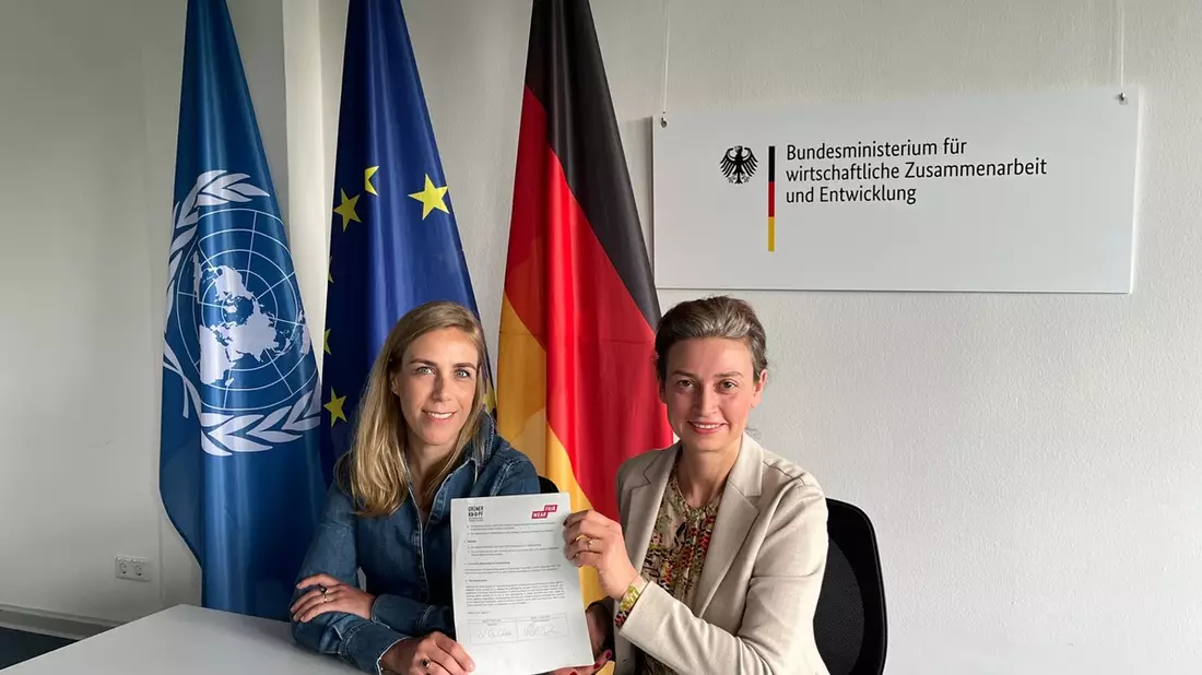 Grüner Knopf und Fair Wear bündeln Kräfte: Strategische Partnerschaft für mehr Wirkung und Skalierbarkeit von unternehmerischen Sorgfaltspflichten in der Textilindustrie - Bild: presseportal.de