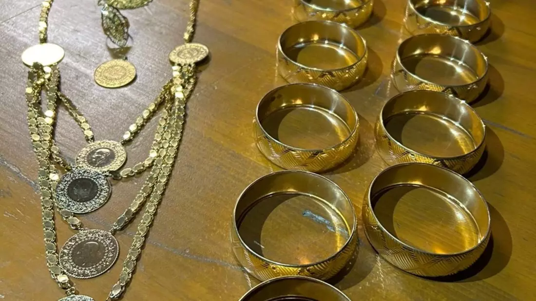 HZA-UL: Türkei-Urlauber schmuggeln massenweise Goldschmuck/Zollkontrollen zum Ferienende - Bild: presseportal.de