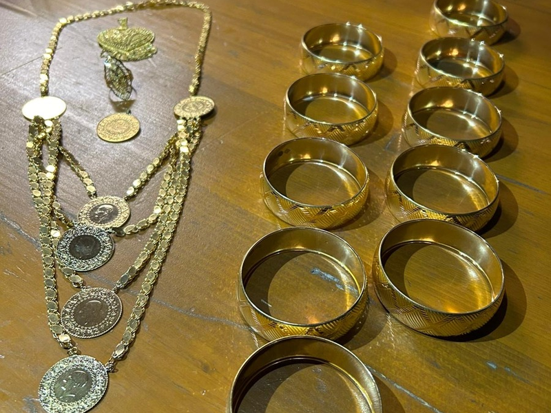HZA-UL: Türkei-Urlauber schmuggeln massenweise Goldschmuck/Zollkontrollen zum Ferienende - Foto: presseportal.de