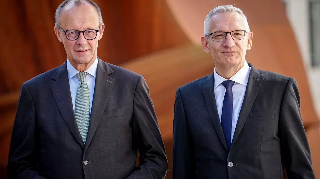 Kanzler Friedrich Merz (CDU) nimmt an der Amtseinführung des neuen BND-Präsidenten Martin Jäger teil. - Bild: Kay Nietfeld/dpa