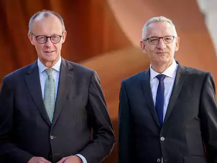 Der neue BND-Präsident Martin Jäger mit seinem Vorgänger Bruno Kahl, der nach neun Jahren im Amt auf eigenen Wunsch für Deutschland an den Heiligen Stuhl in Rom wechselt. - Foto: Kay Nietfeld/dpa