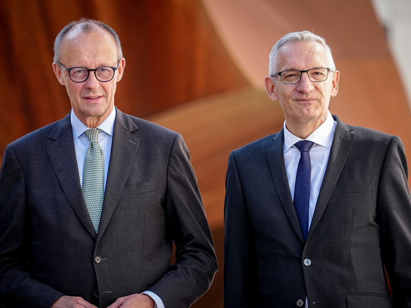 Der neue BND-Präsident Martin Jäger mit seinem Vorgänger Bruno Kahl, der nach neun Jahren im Amt auf eigenen Wunsch für Deutschland an den Heiligen Stuhl in Rom wechselt. - Foto: Kay Nietfeld/dpa