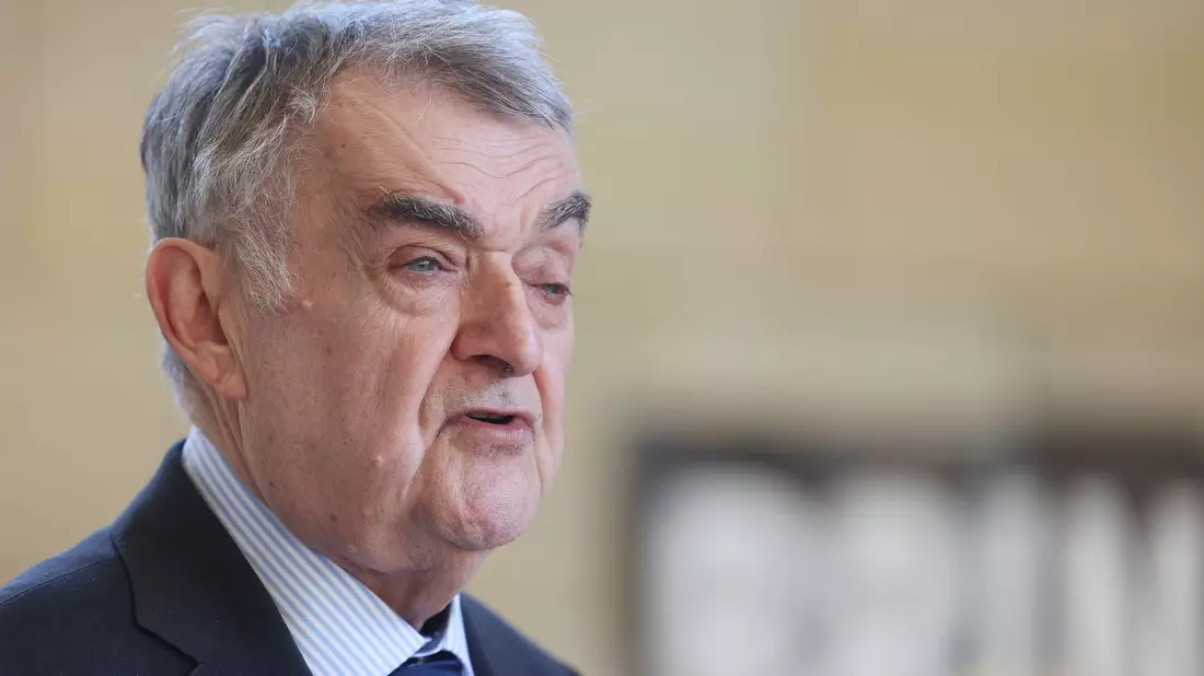 Der Minister informiert über den Fall des mutmaßlichen Messerangreifers am Essener Berufskolleg. (Archivbild) - Bild: David Young/dpa
