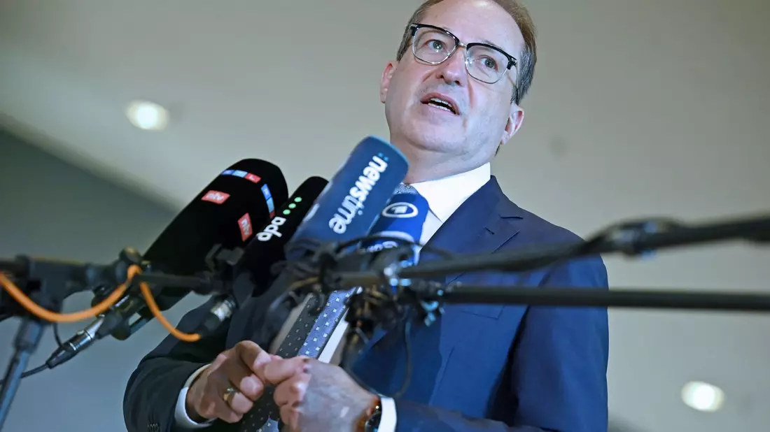 Bundesinnenminister Alexander Dobrindt (CSU) gehe bei dem Probealarm immer darum, auch neue Technologien auszuprobieren.  - Bild: Helena Dolderer/dpa