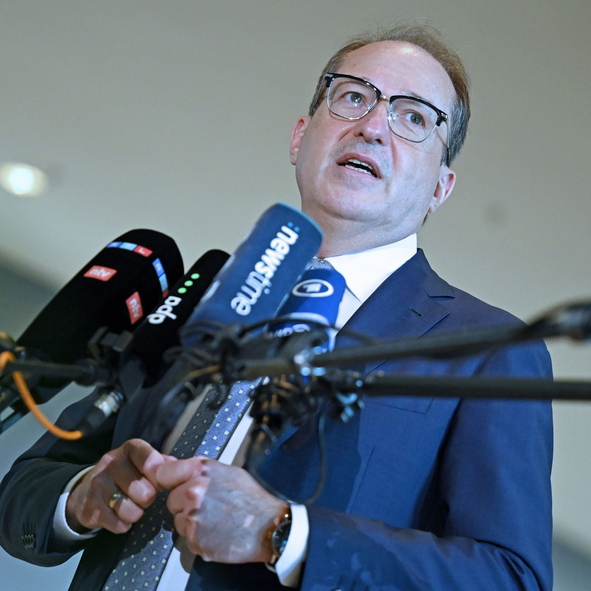 Bundesinnenminister Alexander Dobrindt (CSU) gehe bei dem Probealarm immer darum, auch neue Technologien auszuprobieren.  - Foto: Helena Dolderer/dpa
