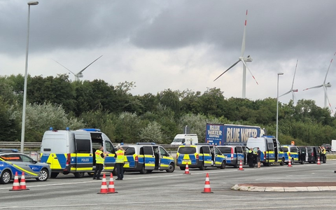 POL-FL: A7/Parkplatz Jalm - Schwerlastkontrolle mit der Teilnahme dänischer Polizisten - Foto: presseportal.de