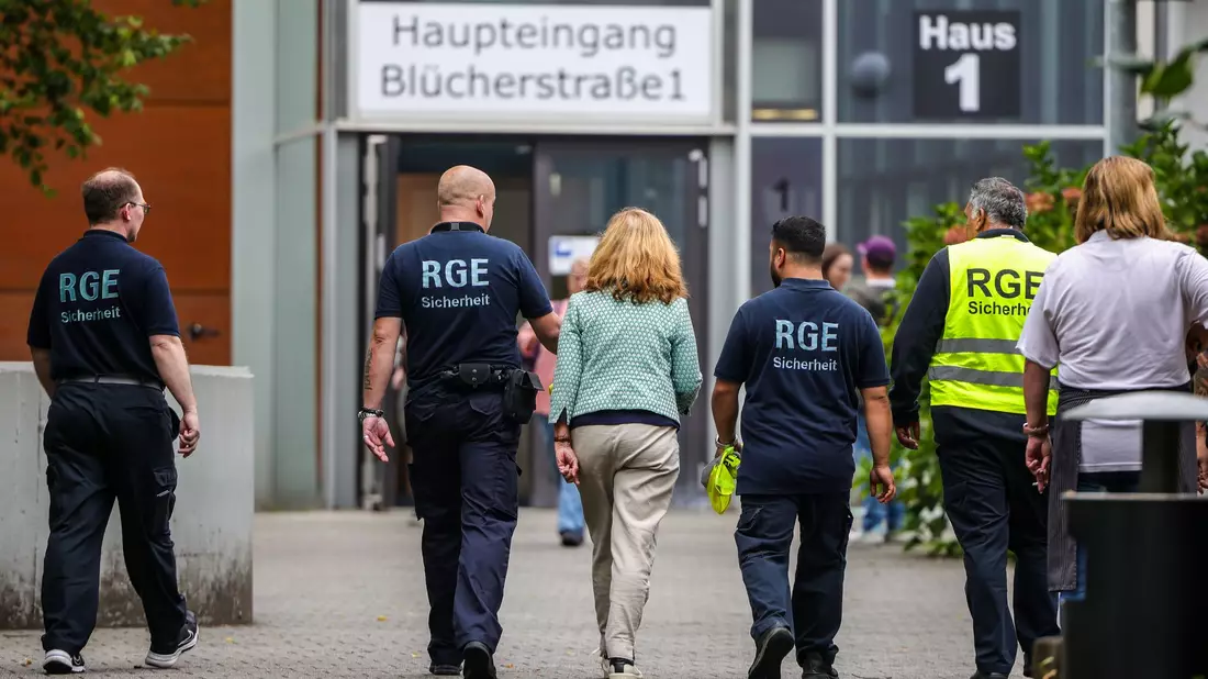 Gegen den festgenommenen 17-Jährigen gibt es nach dem Angriff in einem Berufskolleg noch weitere Verdachtspunkte. (Archivbild) - Bild: Christoph Reichwein/dpa