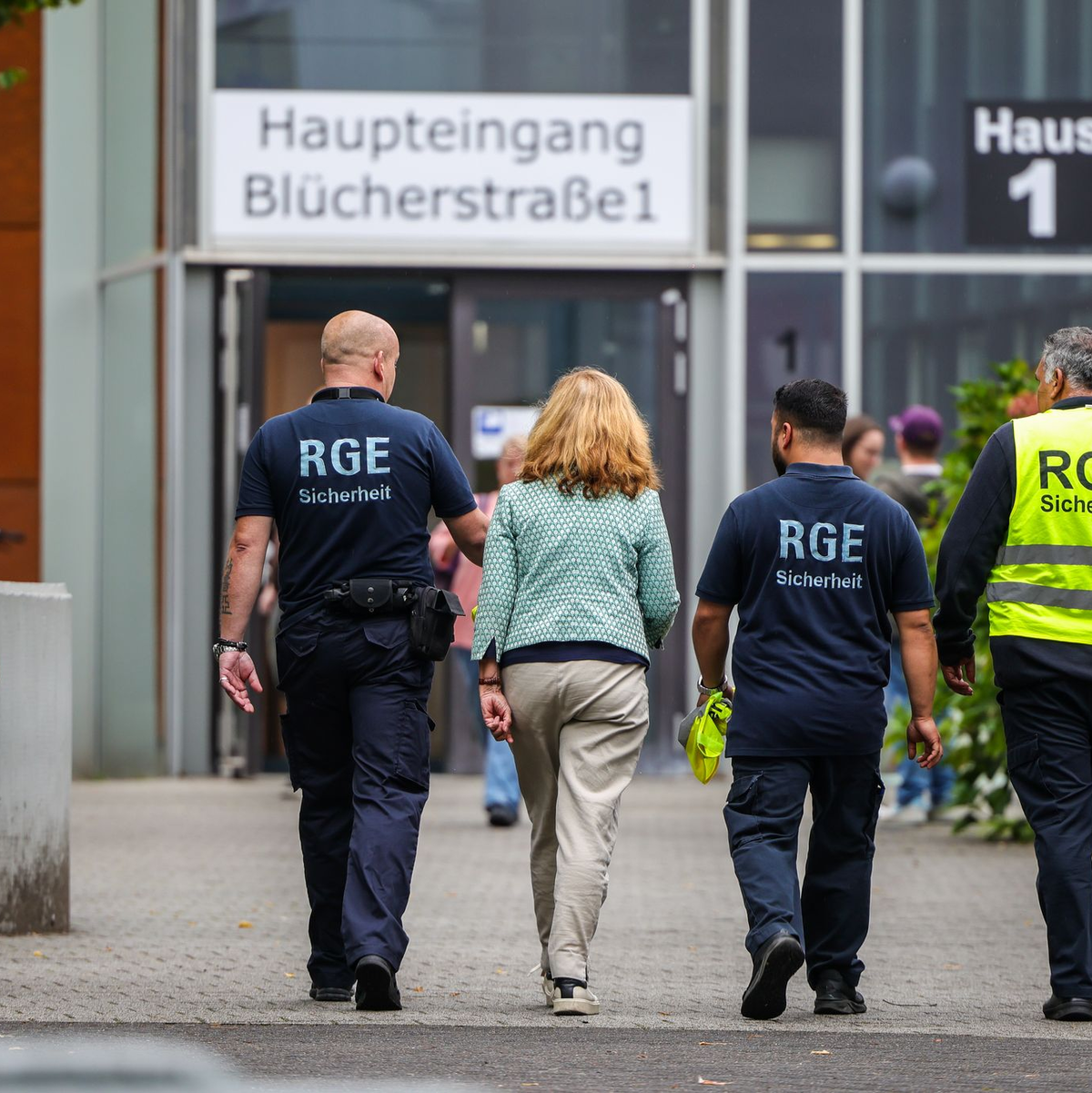 Gegen den festgenommenen 17-Jährigen gibt es nach dem Angriff in einem Berufskolleg noch weitere Verdachtspunkte. (Archivbild) - Foto: Christoph Reichwein/dpa