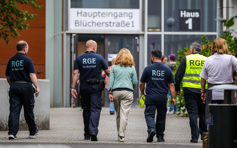 Gegen den festgenommenen 17-Jährigen gibt es nach dem Angriff in einem Berufskolleg noch weitere Verdachtspunkte. (Archivbild) - Foto: Christoph Reichwein/dpa