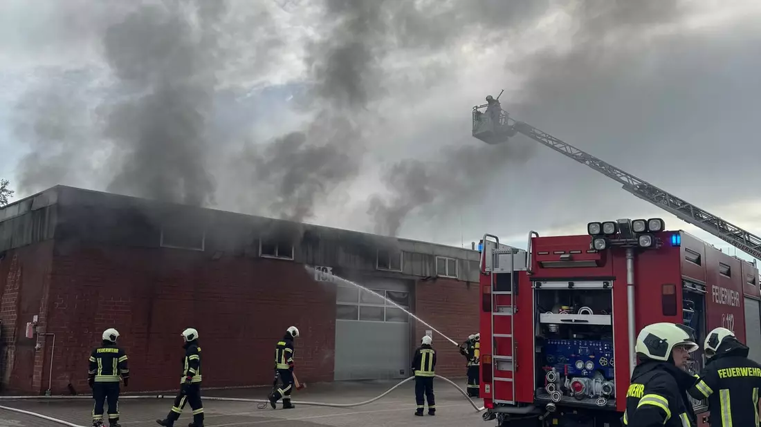 FW-AUR: Brennende Transporter in Hallenkomplex - Bild: presseportal.de