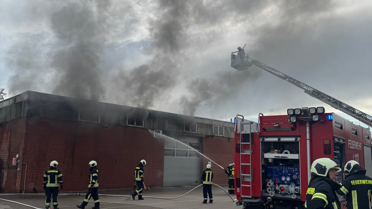 FW-AUR: Brennende Transporter in Hallenkomplex - Foto: presseportal.de