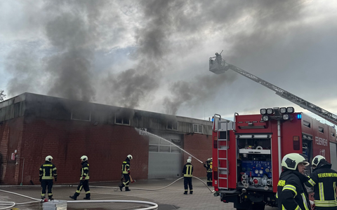 FW-AUR: Brennende Transporter in Hallenkomplex - Foto: presseportal.de