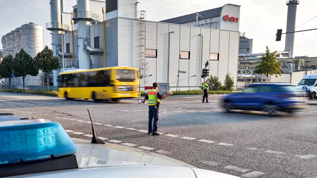 Nach dem Stromausfall im Berliner Südosten versagten auch Ampeln. - Bild: Michael Ukas/dpa