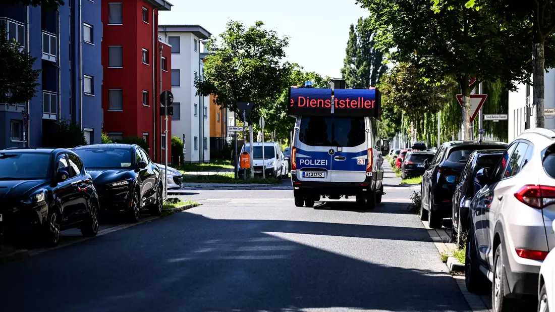 Ein Lautsprecherwagen fährt durch ein Wohngebiet in Adlershof im Bezirk Treptow-Köpenick. - Bild: Britta Pedersen/dpa