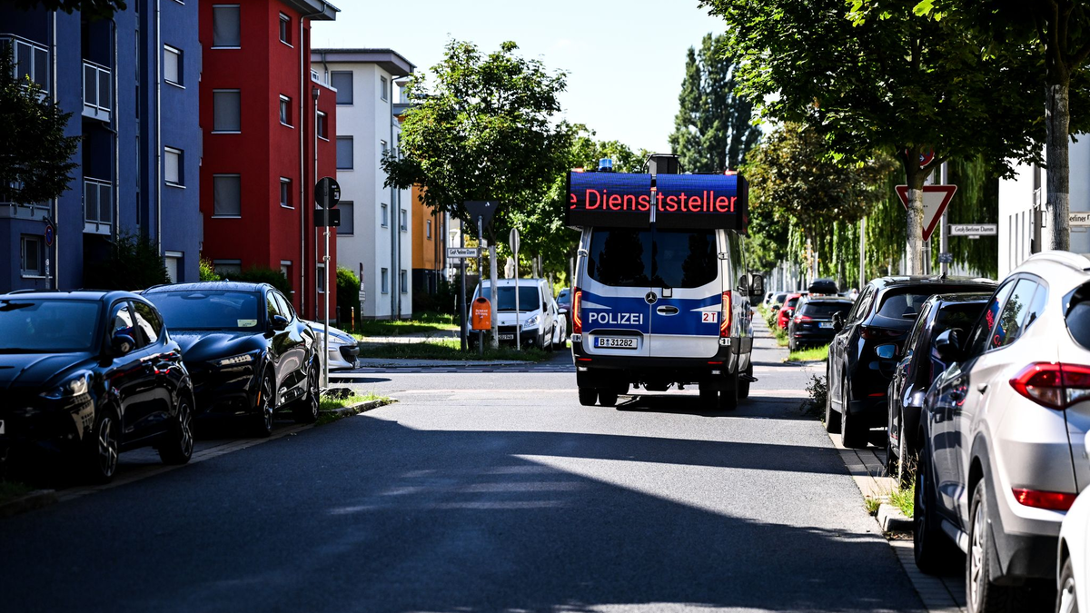 Ein Lautsprecherwagen fährt durch ein Wohngebiet in Adlershof im Bezirk Treptow-Köpenick. - Foto: Britta Pedersen/dpa