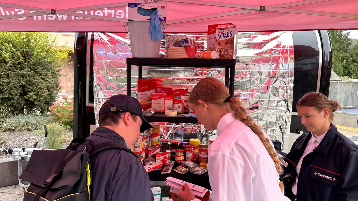 FW Weinheim: Feuerwehr Weinheim informiert am bundesweiten Warntag auf dem Dürerplatz - Foto: presseportal.de