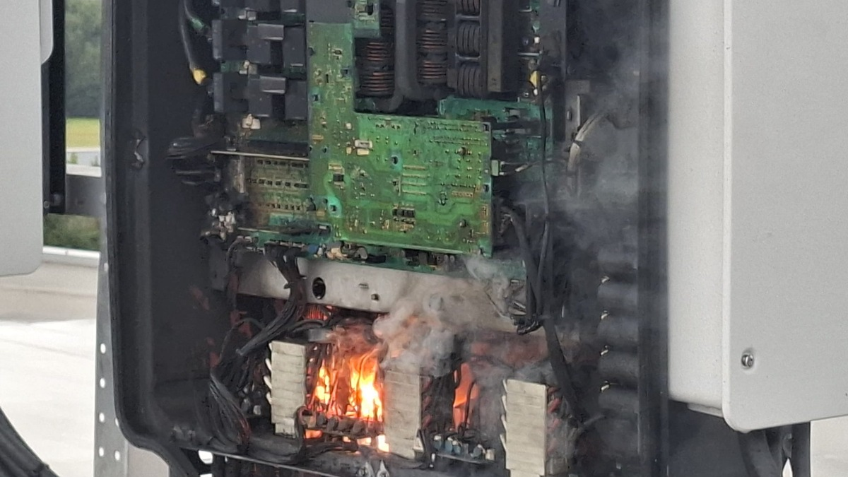 FW-ROW: Wechselrichter fängt Feuer - Foto: presseportal.de
