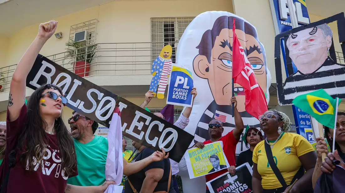 Menschen protestieren gegen Bolsonaro. (Archivbild) - Bild: Allison Sales/dpa