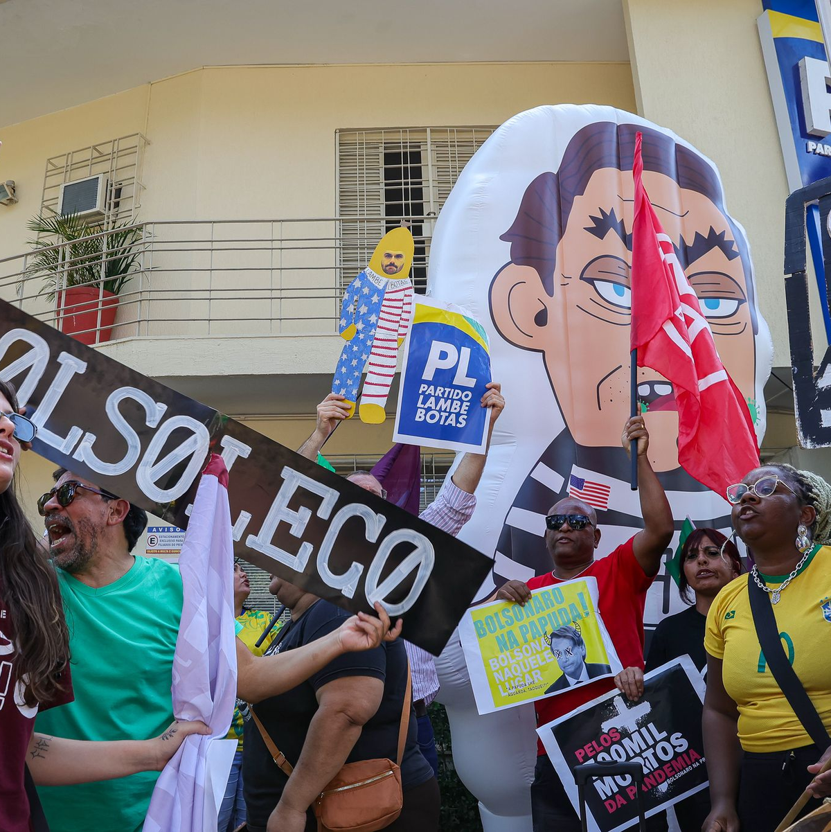 Menschen protestieren gegen Bolsonaro. (Archivbild) - Foto: Allison Sales/dpa