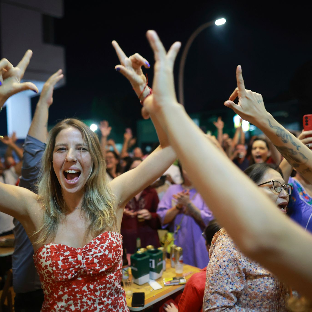 Gegner Bolsonaros feiern das Urteil.  - Foto: Luis Nova/AP/dpa