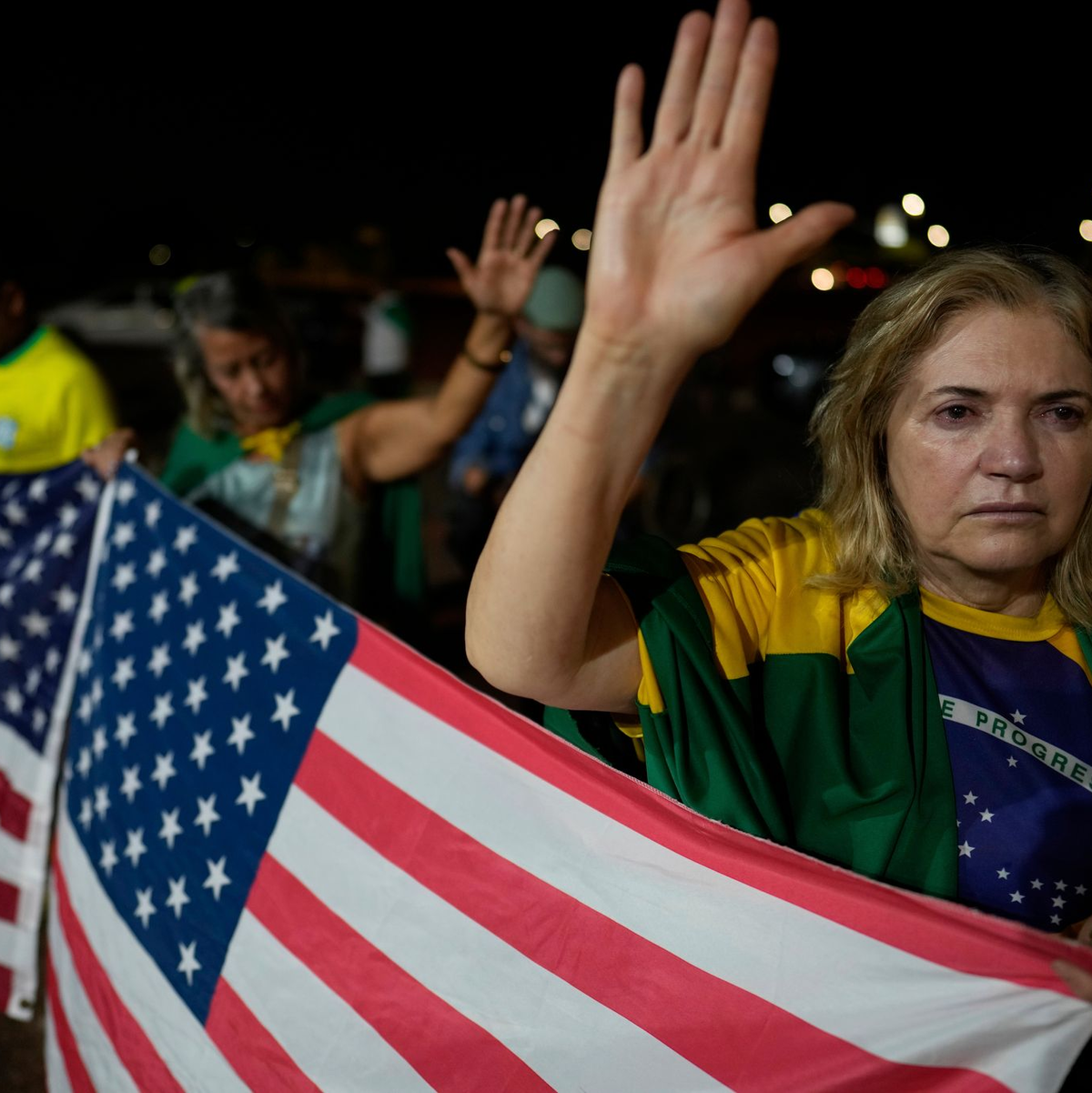 Anhänger Bolsonaros weinen während einer Mahnwache zu seiner Unterstützung. - Foto: Eraldo Peres/AP/dpa