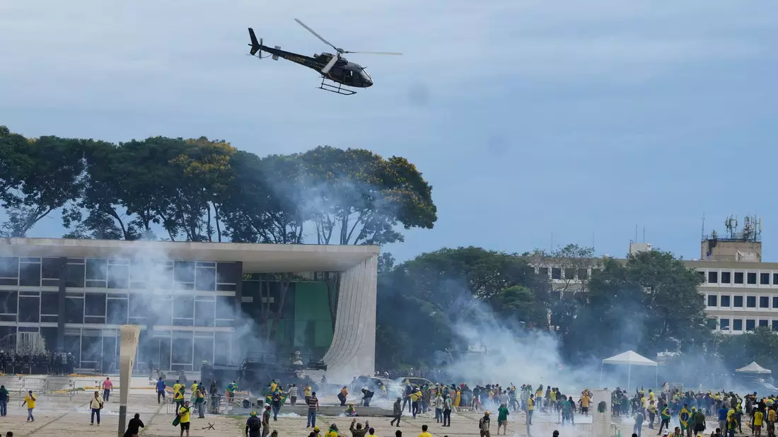 Anhänger Bolsonaros stürmen den Kongress, das Oberste Gericht und den Präsidentenpalast in Brasília. (Archivbild) - Bild: Eraldo Peres/AP/dpa
