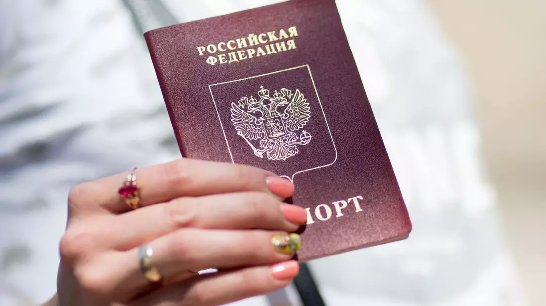 Der Umgang mit Visaanträgen von russischen Staatsbürgern ist innerhalb der EU sehr unterschiedlich. Lettland etwa hat die Vergabe von Visa und Aufenthaltsgenehmigungen an Russen weitgehend ausgesetzt. (Archivbild) - Bild: Kay Nietfeld/dpa