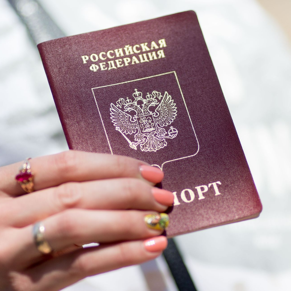 Der Umgang mit Visaanträgen von russischen Staatsbürgern ist innerhalb der EU sehr unterschiedlich. Lettland etwa hat die Vergabe von Visa und Aufenthaltsgenehmigungen an Russen weitgehend ausgesetzt. (Archivbild) - Foto: Kay Nietfeld/dpa