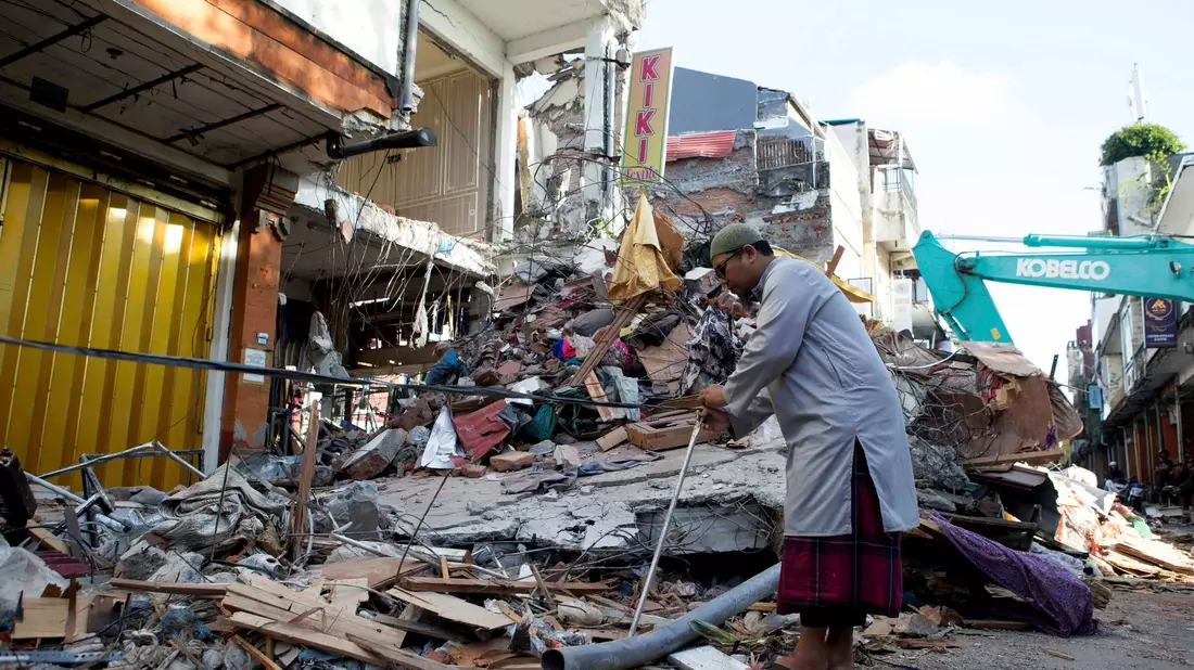 Die Zerstörungen sind groß. - Bild: Firdia Lisnawati/AP/dpa