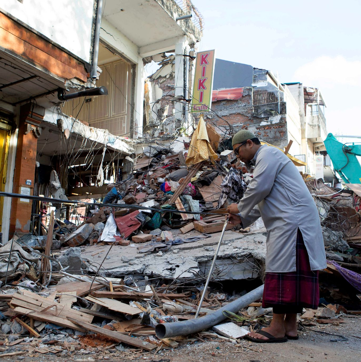 Die Zerstörungen sind groß. - Foto: Firdia Lisnawati/AP/dpa