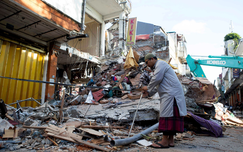 Die Zerstörungen sind groß. - Foto: Firdia Lisnawati/AP/dpa