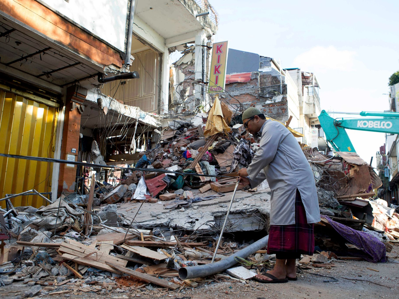 Die Zerstörungen sind groß. - Foto: Firdia Lisnawati/AP/dpa