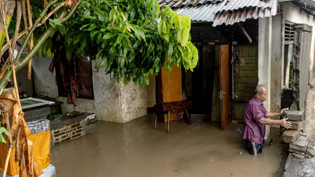 Viele Häuser standen nach tagelangen Regenfällen unter Wasser. - Bild: Dicky Bisinglasi/XinHua/dpa