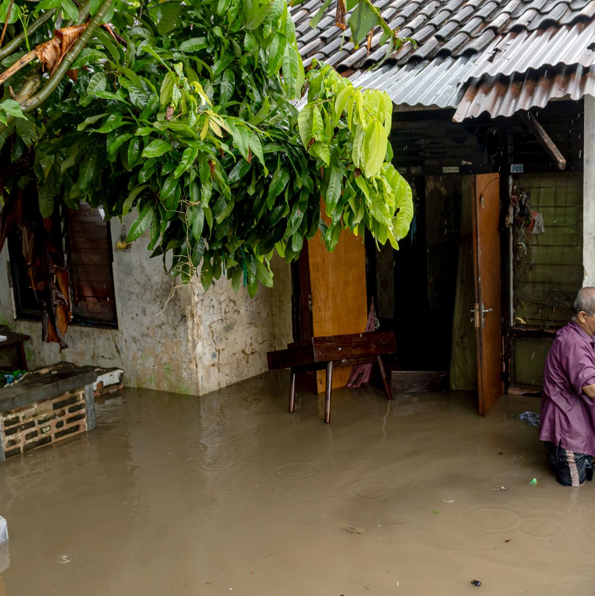 Viele Häuser standen nach tagelangen Regenfällen unter Wasser. - Foto: Dicky Bisinglasi/XinHua/dpa