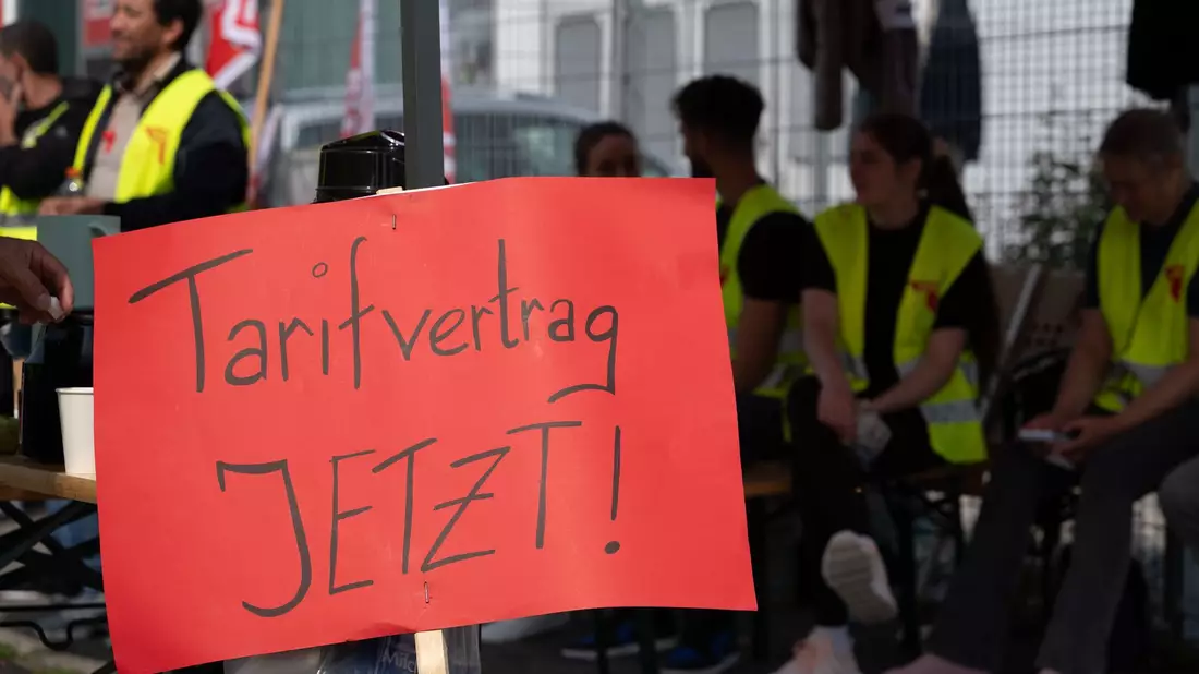 Demonstration für einen Tarifvertrag, hier bei einem Dönerspieß-Hersteller (Archivbild).  - Bild: Markus Lenhardt/dpa