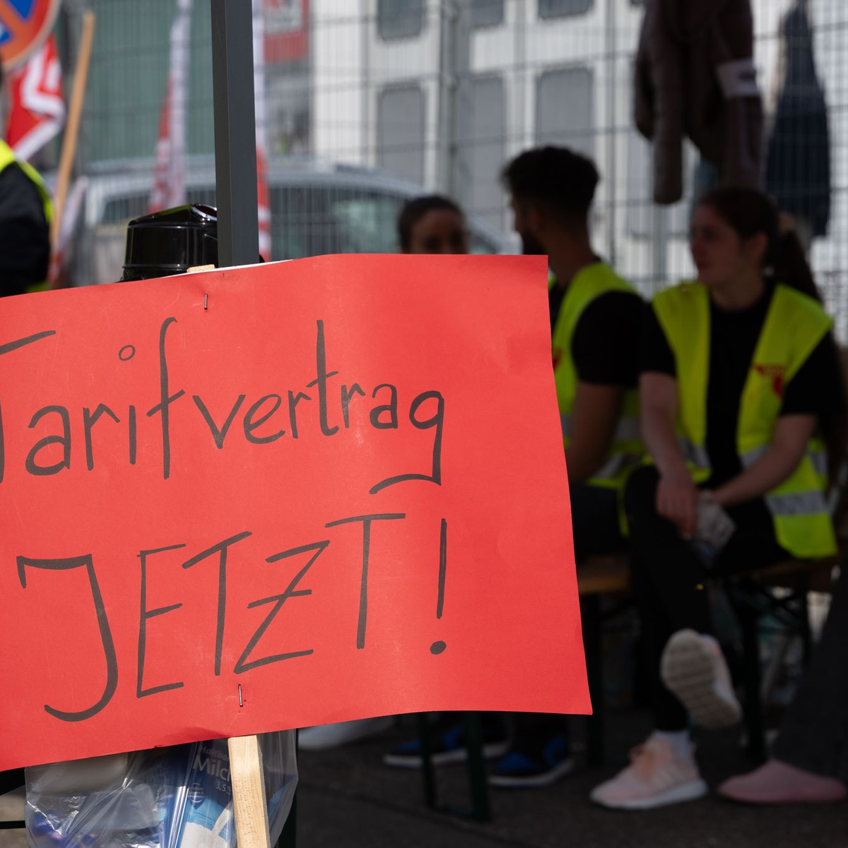Demonstration für einen Tarifvertrag, hier bei einem Dönerspieß-Hersteller (Archivbild).  - Foto: Markus Lenhardt/dpa