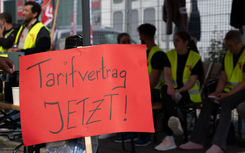 Demonstration für einen Tarifvertrag, hier bei einem Dönerspieß-Hersteller (Archivbild).  - Foto: Markus Lenhardt/dpa