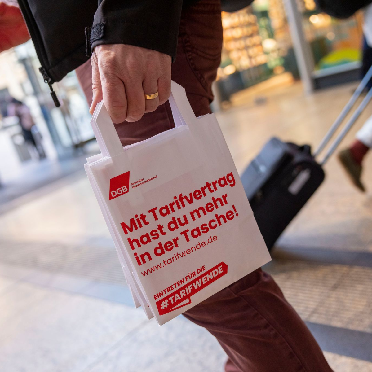 Bei vielen Arbeitgebern kommen Tarifverträge zum Leidwesen der Gewerkschaften nicht in die Tüte (Archivbild). - Foto: Thomas Banneyer/dpa