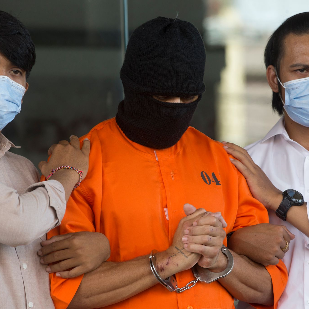 Der Verdächtige wurde nach seiner Festnahme im Mai in einem orangen Sträflingsanzug der Presse vorgeführt. - Foto: Firdia Lisnawati/AP/dpa