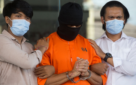 Der Verdächtige wurde nach seiner Festnahme im Mai in einem orangen Sträflingsanzug der Presse vorgeführt. - Foto: Firdia Lisnawati/AP/dpa