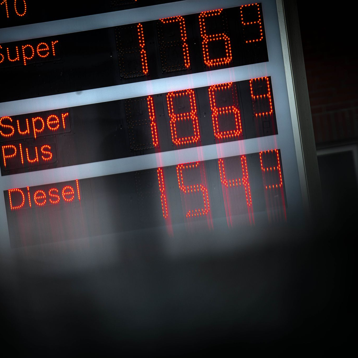 Ein Liter Super für 1,77 Euro - ziemlich teuer. Anderswo war das günstiger zu haben. (Archivbild) - Foto: Sina Schuldt/dpa