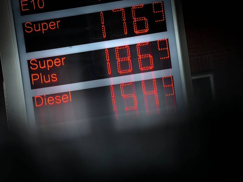 Ein Liter Super für 1,77 Euro - ziemlich teuer. Anderswo war das günstiger zu haben. (Archivbild) - Foto: Sina Schuldt/dpa