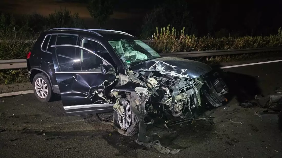 POL-STD: Zwei Verletzte bei Unfall auf der Autobahn 26 - Vollsperrung der Richtungsfahrbahn Hamburg bis in die Nacht - Bild: presseportal.de