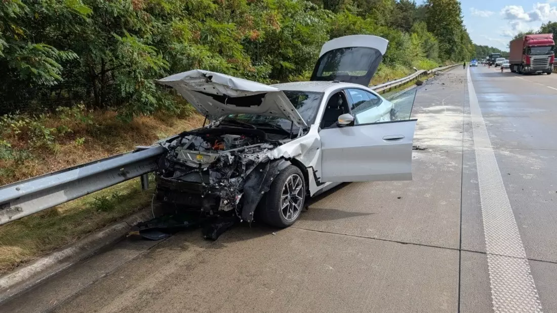 POL-CUX: Bei Starkregen viel zu schnell unterwegs - Verkehrsunfall mit hohem Sachschaden (Foto im Anhang) ++++ Verkehrsunfall zwischen Pkw und E-Scooter - Bild: presseportal.de