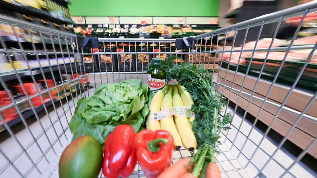 Obst teurer - Gemüse günstiger: Für Nahrungsmittel mussten die Menschen hierzulande nach Berechnungen des Statistischen Bundesamtes im August 2,5 Prozent mehr zahlen als ein Jahr zuvor. (Archivbild) - Bild: Bernd Weißbrod/dpa