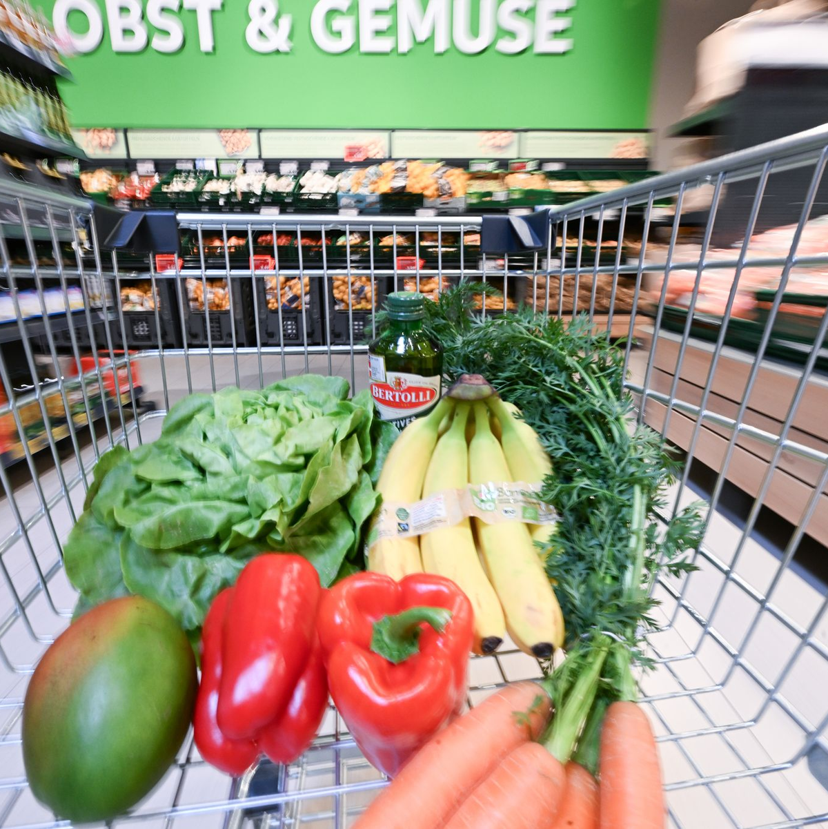 Obst teurer - Gemüse günstiger: Für Nahrungsmittel mussten die Menschen hierzulande nach Berechnungen des Statistischen Bundesamtes im August 2,5 Prozent mehr zahlen als ein Jahr zuvor. (Archivbild) - Foto: Bernd Weißbrod/dpa