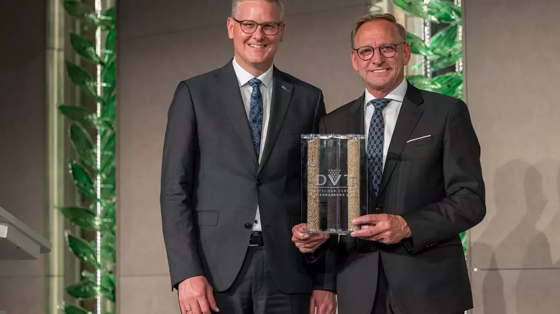 DVT-Award an DRV-Präsident Franz-Josef Holzenkamp verliehen / Mit starker Stimme und Engagement für die Agrar- und Ernährungswirtschaft - Bild: presseportal.de