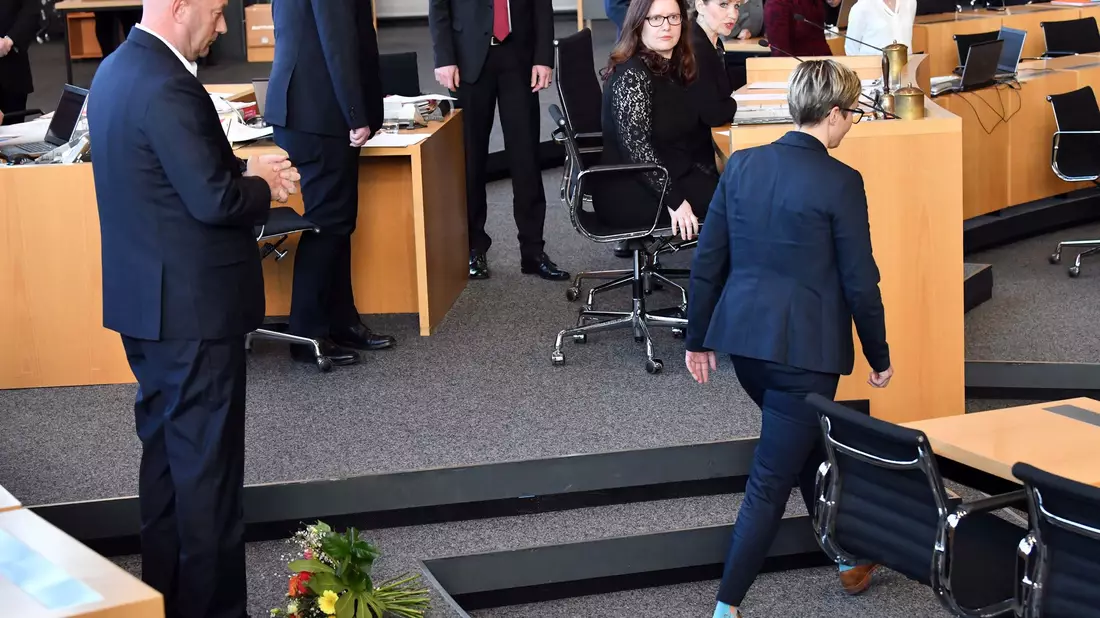 Die damalige Linke-Fraktionschefin Susanne Hennig-Wellsow warf Thomas Kemmerich (damals FDP) einen Blumenstrauß vor die Füße, nachdem er sich mit AfD-Stimmen zum Ministerpräsidenten hat wählen lassen. (Archivbild) - Bild: Martin Schutt/dpa-Zentralbild/dpa