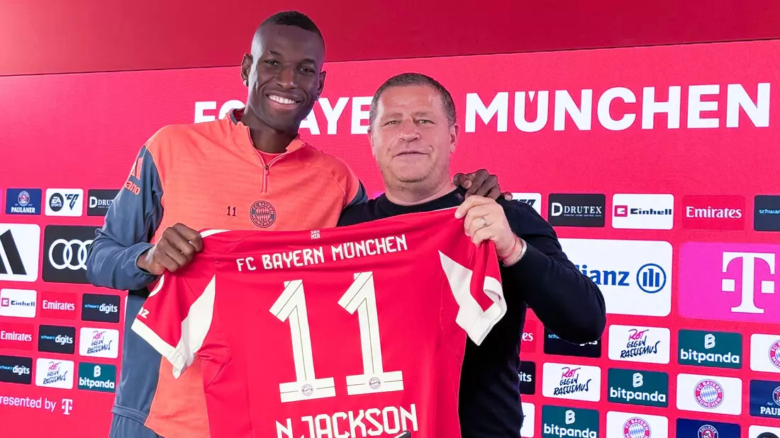Jackson (l.) wird im Bayern-Trikot mit der 11 auflaufen. - Bild: Klaus Bergmann/dpa